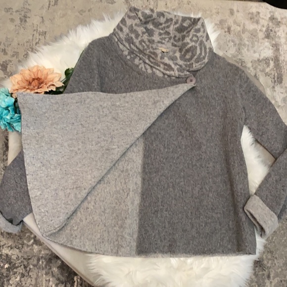 NWOT Italy Gray Side Button Sweater With Animal Print Fold Over Neck From Italy - Picture 4 of 5